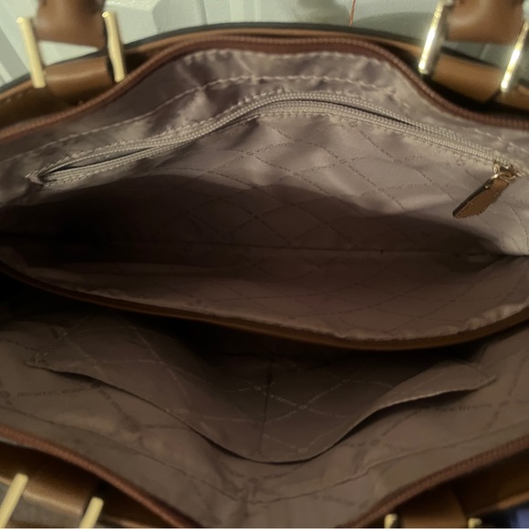 MK purse like new. - Picture 4 of 5